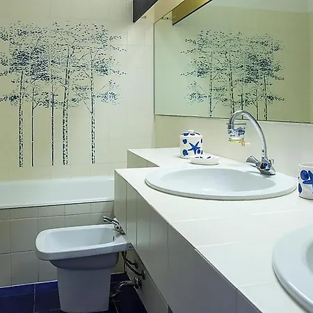 Дом отдыха Sleeps 8 Wifi Корбара